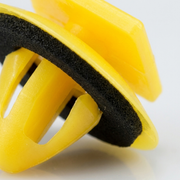 Kia Cowl Retainer 3042 - Macro detail
